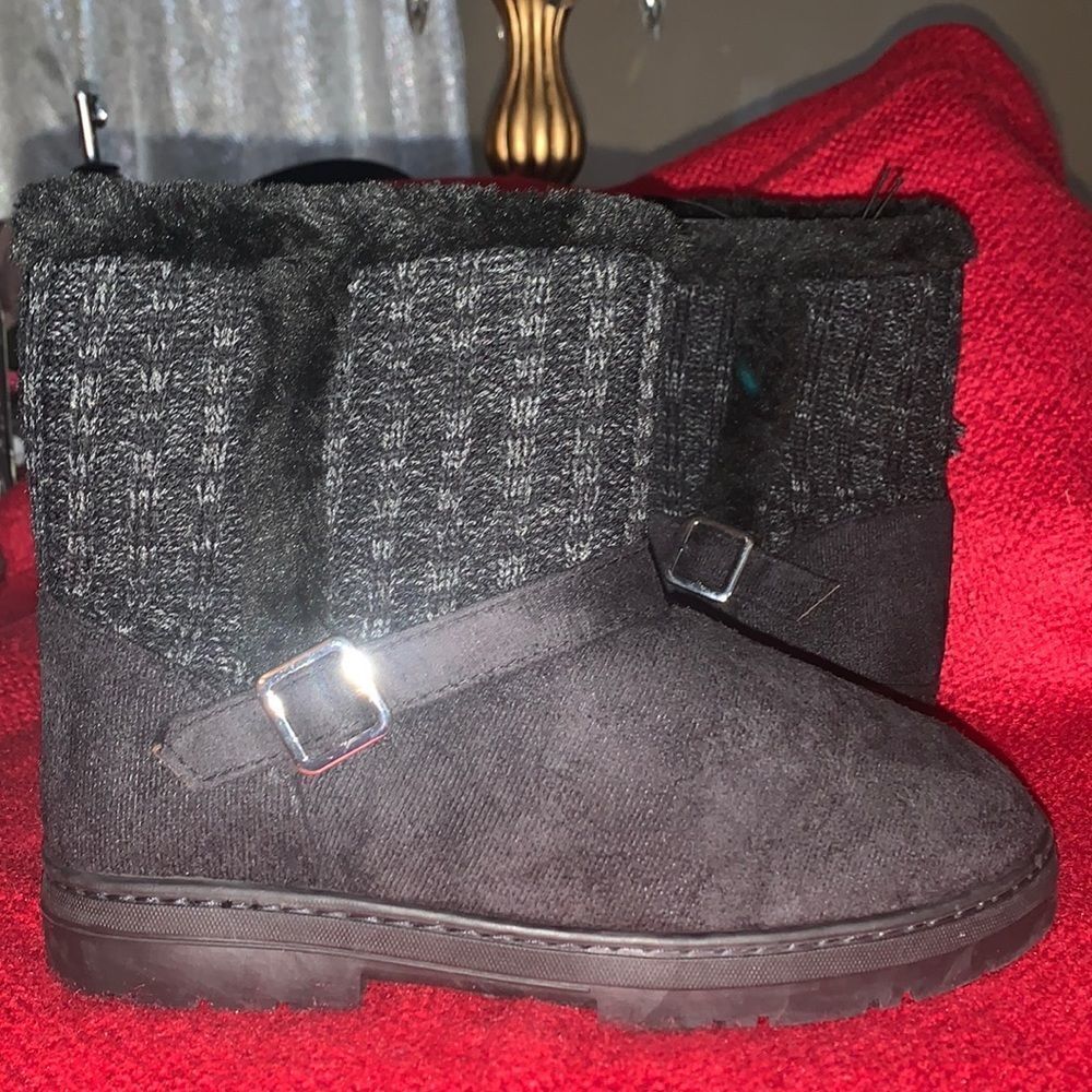 Black ankle snow boots